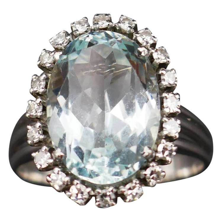 Anello con acquamarina e diamante.