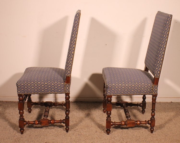 Deux Chaises Louis XIII En Noyer