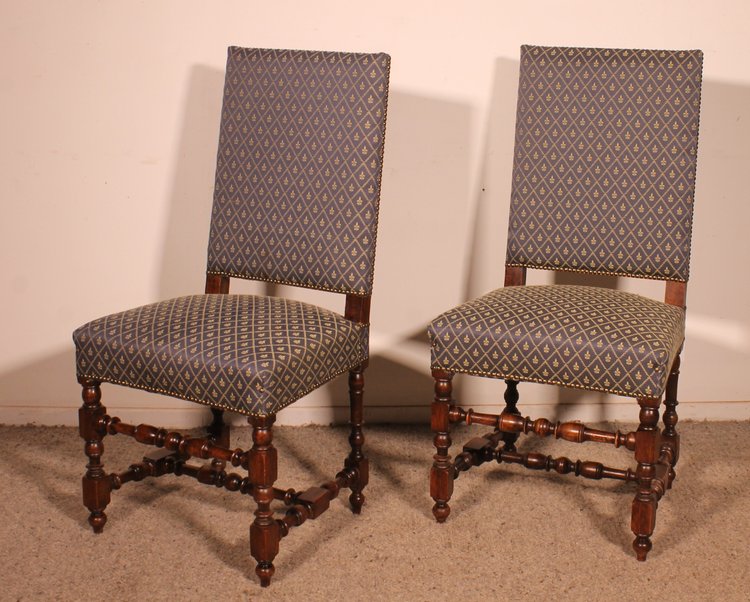 Deux Chaises Louis XIII En Noyer