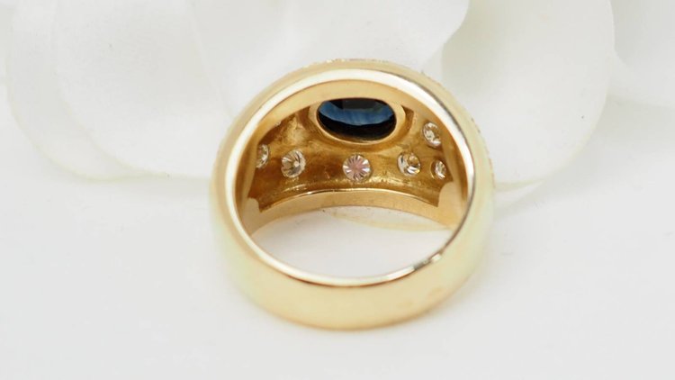 Bague Jonc en or jaune, saphir et diamants