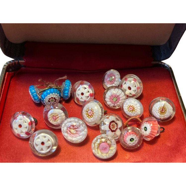 Set di 18 bottoni millefiori, cristalleria di Clichy, metà del XIX secolo