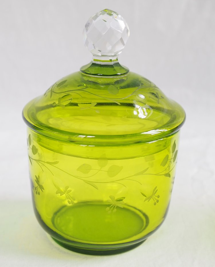Service de nuit en cristal de St Louis taillé et gravé vert chartreuse