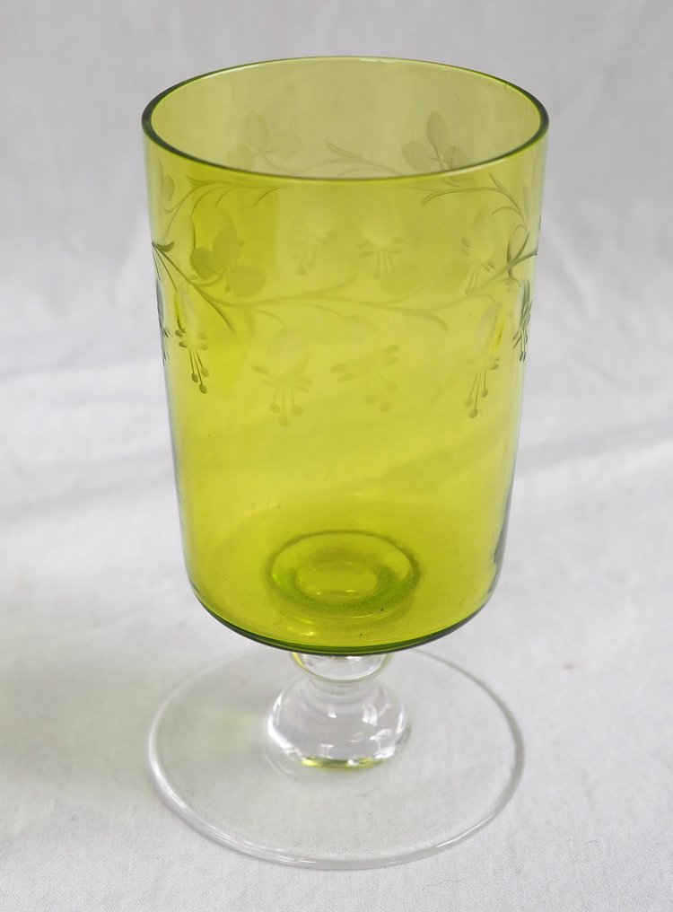 Service de nuit en cristal de St Louis taillé et gravé vert chartreuse