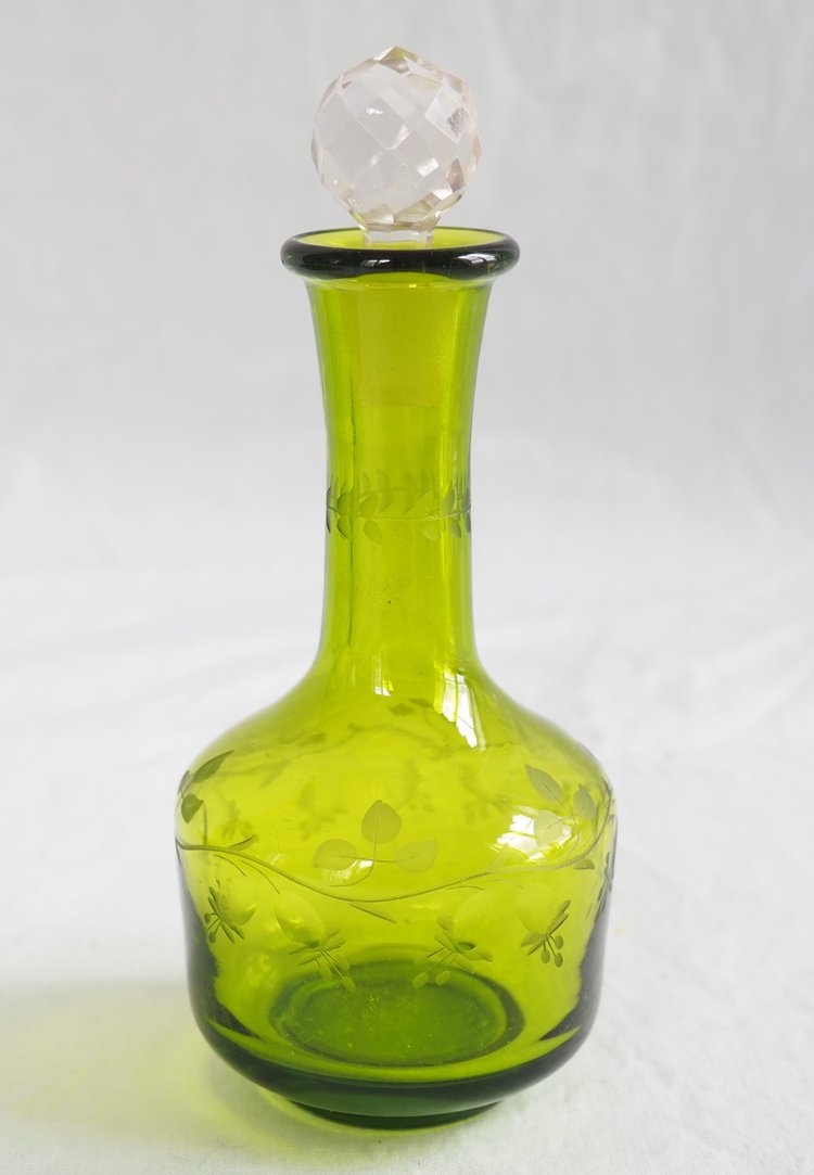 Service de nuit en cristal de St Louis taillé et gravé vert chartreuse