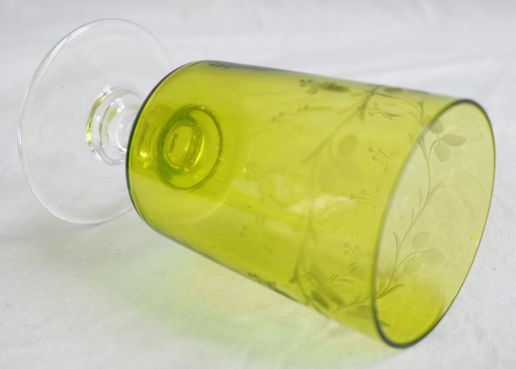 Service de nuit en cristal de St Louis taillé et gravé vert chartreuse