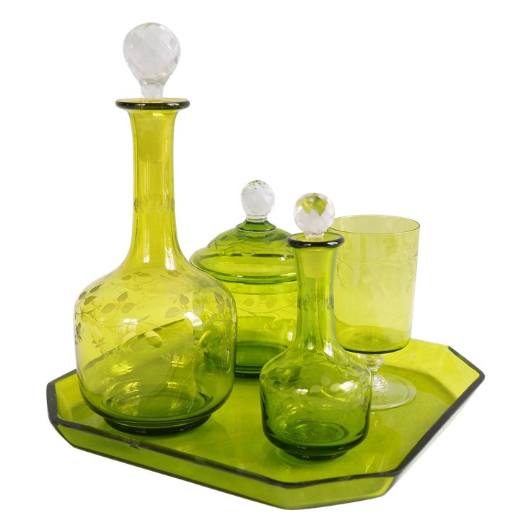 Service de nuit en cristal de St Louis taillé et gravé vert chartreuse