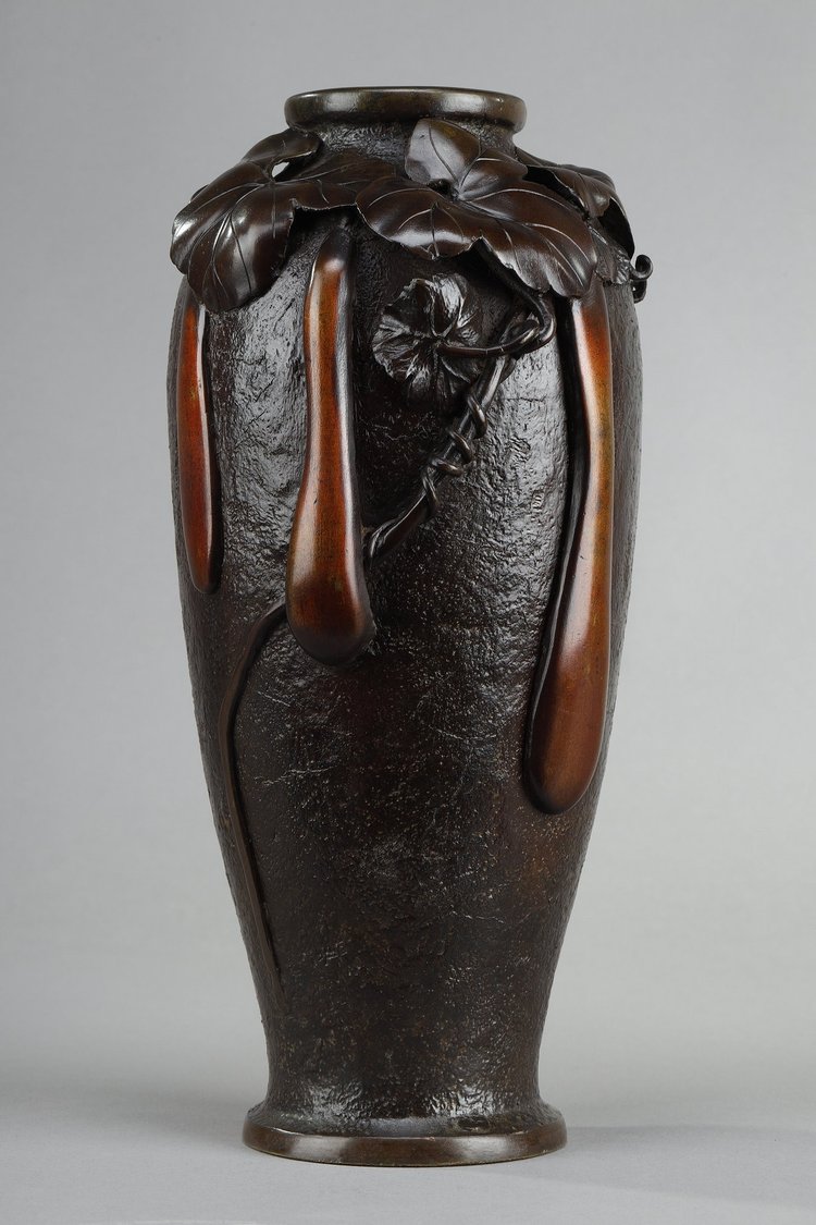 JAPAN, MEIJI PERIOD (1868-1912) : BRONZE VASE WITH SHADED BROWN PATINA