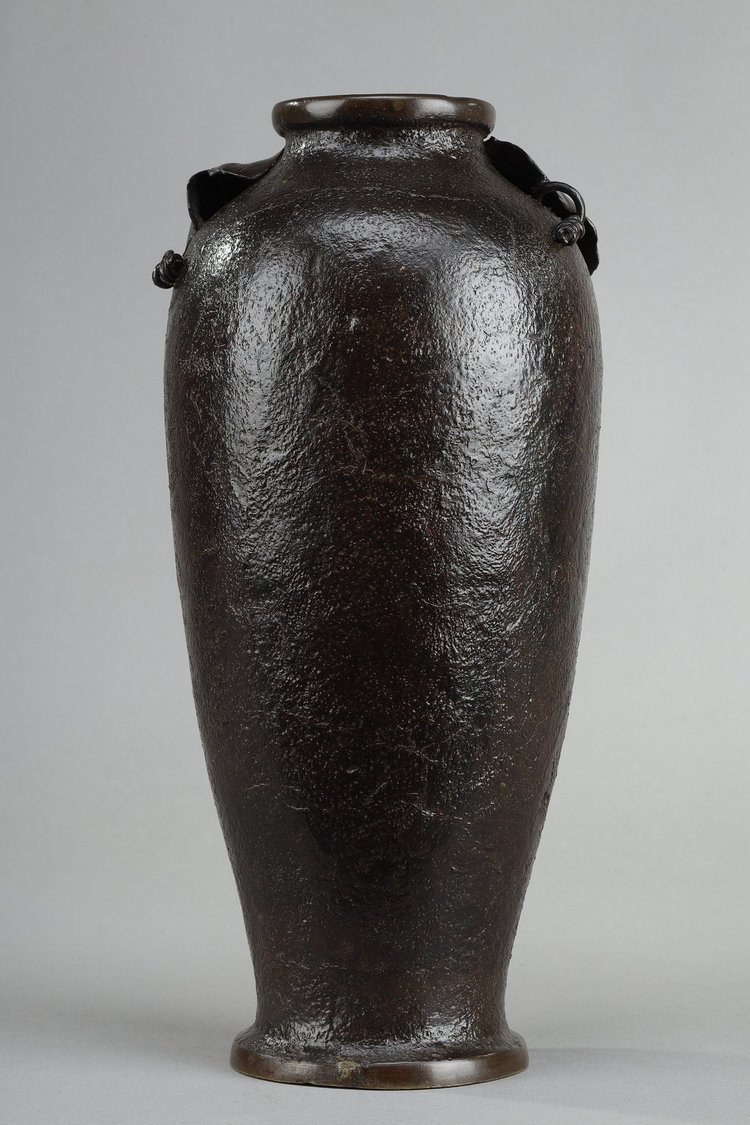 JAPAN, MEIJI PERIOD (1868-1912) : BRONZE VASE WITH SHADED BROWN PATINA