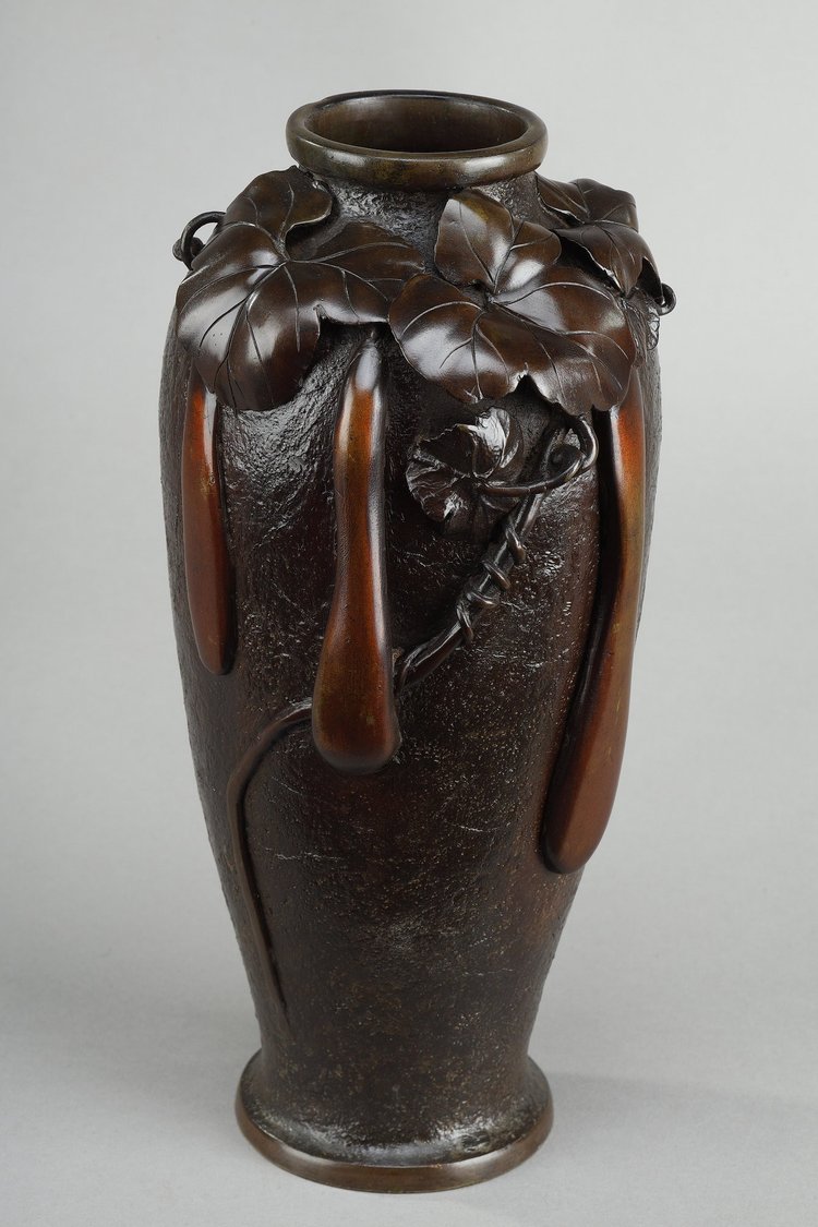 JAPAN, MEIJI PERIOD (1868-1912) : BRONZE VASE WITH SHADED BROWN PATINA