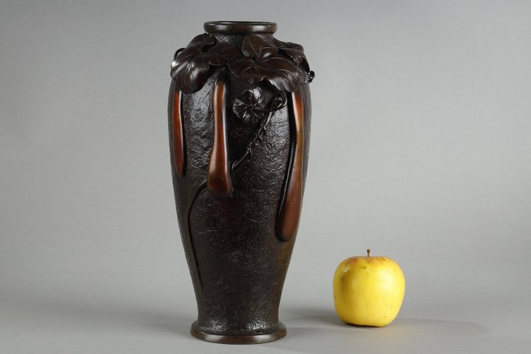 JAPAN, MEIJI PERIOD (1868-1912) : BRONZE VASE WITH SHADED BROWN PATINA