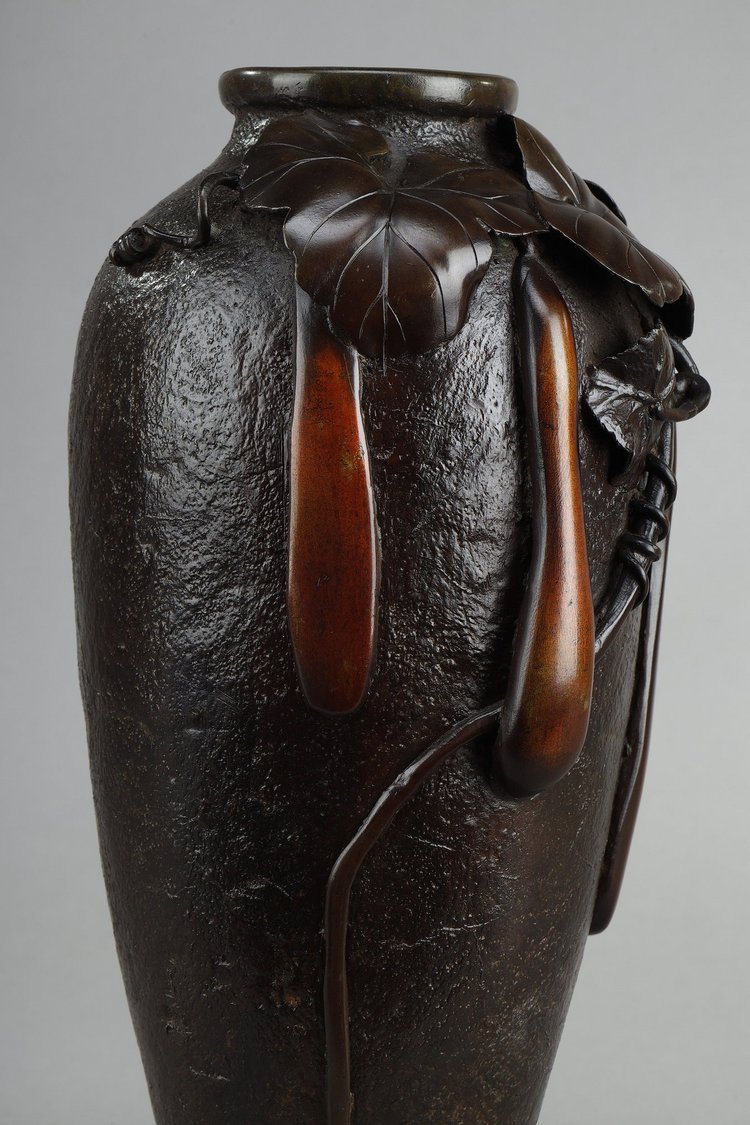 JAPAN, MEIJI PERIOD (1868-1912) : BRONZE VASE WITH SHADED BROWN PATINA