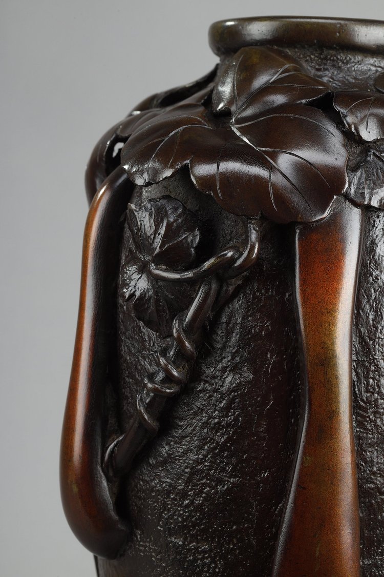 JAPAN, MEIJI PERIOD (1868-1912) : BRONZE VASE WITH SHADED BROWN PATINA