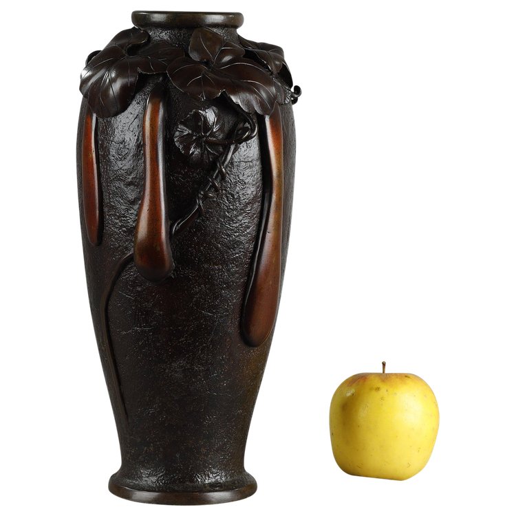 JAPAN, MEIJI PERIOD (1868-1912) : BRONZE VASE WITH SHADED BROWN PATINA