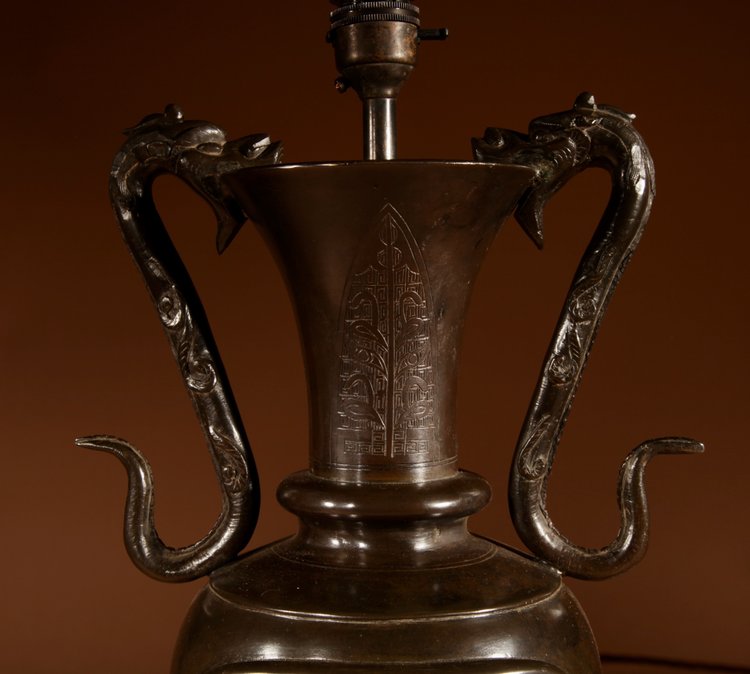 Impressive Japanese bronze table lamp from the Meiji period 1868-1912