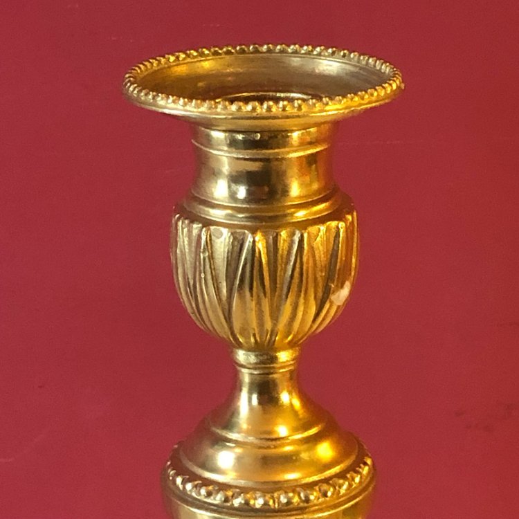 Paire de bougeoirs aux feuilles de lotus, époque Louis XVI