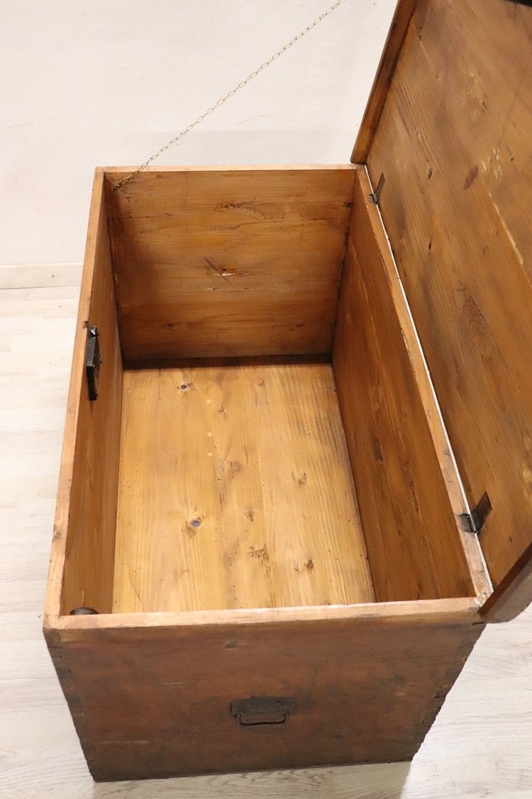 Baule rustico in legno di abete, fine XIX secolo