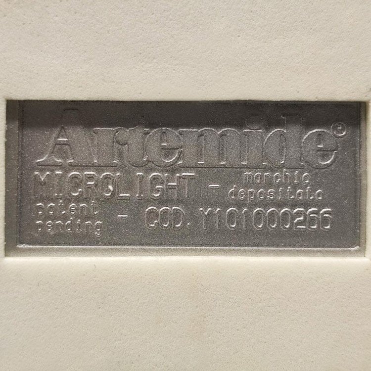 1990 Splendida lampada da tavolo blu "Microlight" di Ernesto Gismondi per Artemide. Realizzata in Italia