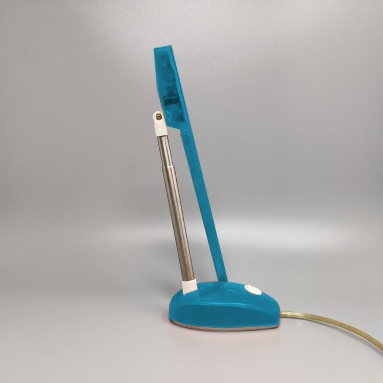 1990 Splendida lampada da tavolo blu "Microlight" di Ernesto Gismondi per Artemide. Realizzata in Italia
