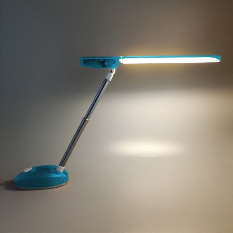 1990 Splendida lampada da tavolo blu "Microlight" di Ernesto Gismondi per Artemide. Realizzata in Italia