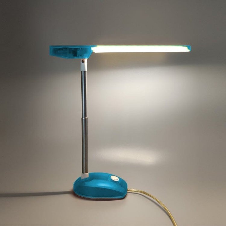 1990 Splendida lampada da tavolo blu "Microlight" di Ernesto Gismondi per Artemide. Realizzata in Italia