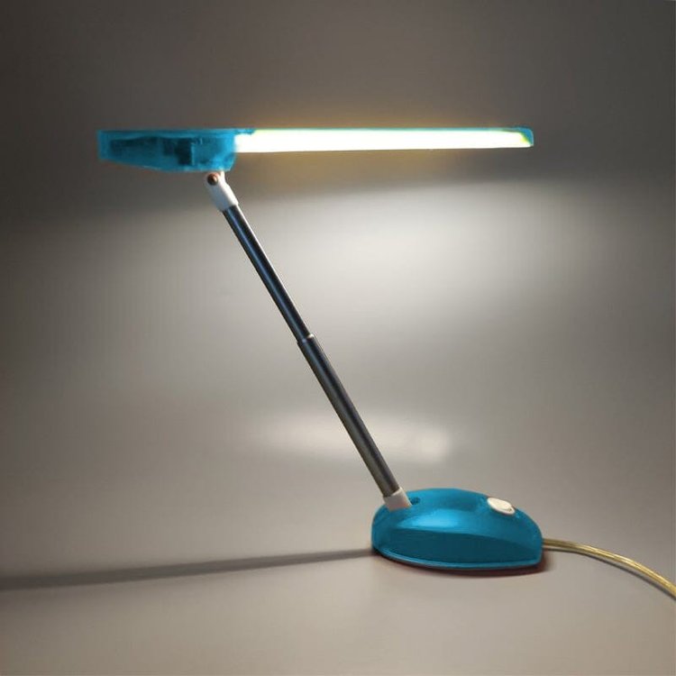 1990 Splendida lampada da tavolo blu "Microlight" di Ernesto Gismondi per Artemide. Realizzata in Italia