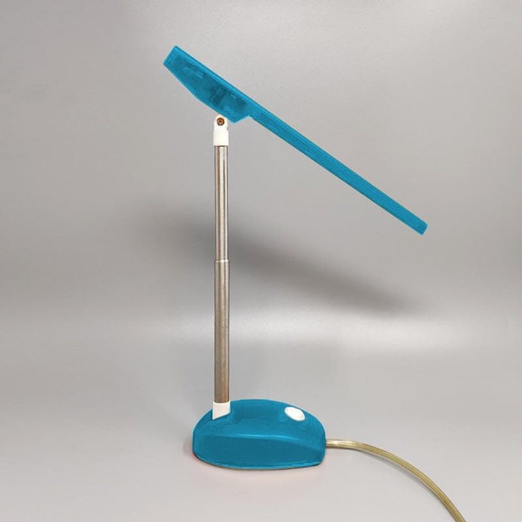 1990 Splendida lampada da tavolo blu "Microlight" di Ernesto Gismondi per Artemide. Realizzata in Italia