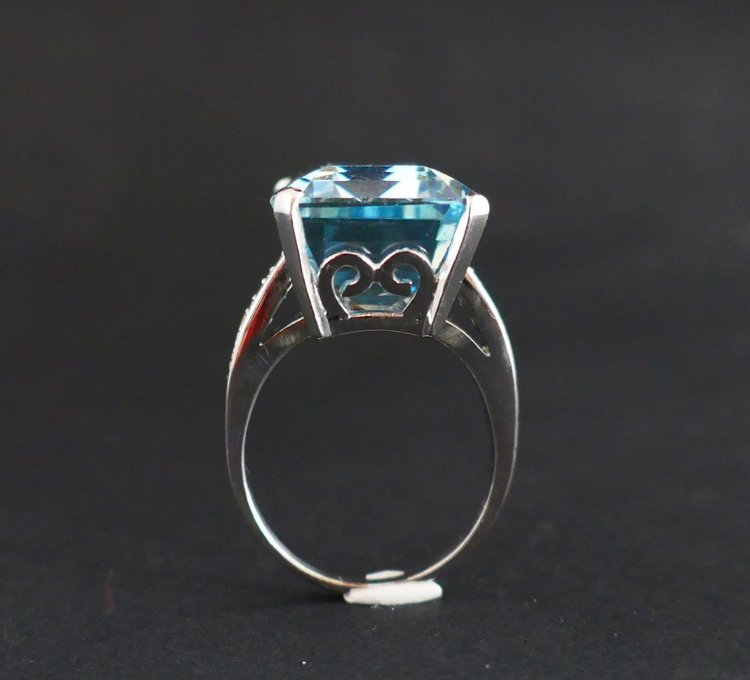 Bague Sertie d'Une Importante Aigue Marine épaulée De Diamants. Certificat de gemmologie.