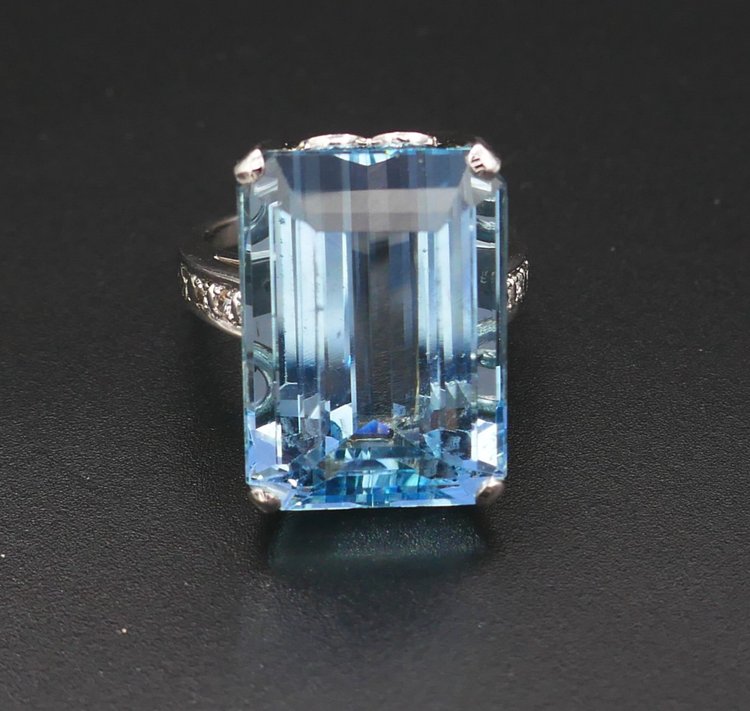 Bague Sertie d'Une Importante Aigue Marine épaulée De Diamants. Certificat de gemmologie.