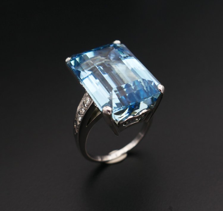 Bague Sertie d'Une Importante Aigue Marine épaulée De Diamants. Certificat de gemmologie.