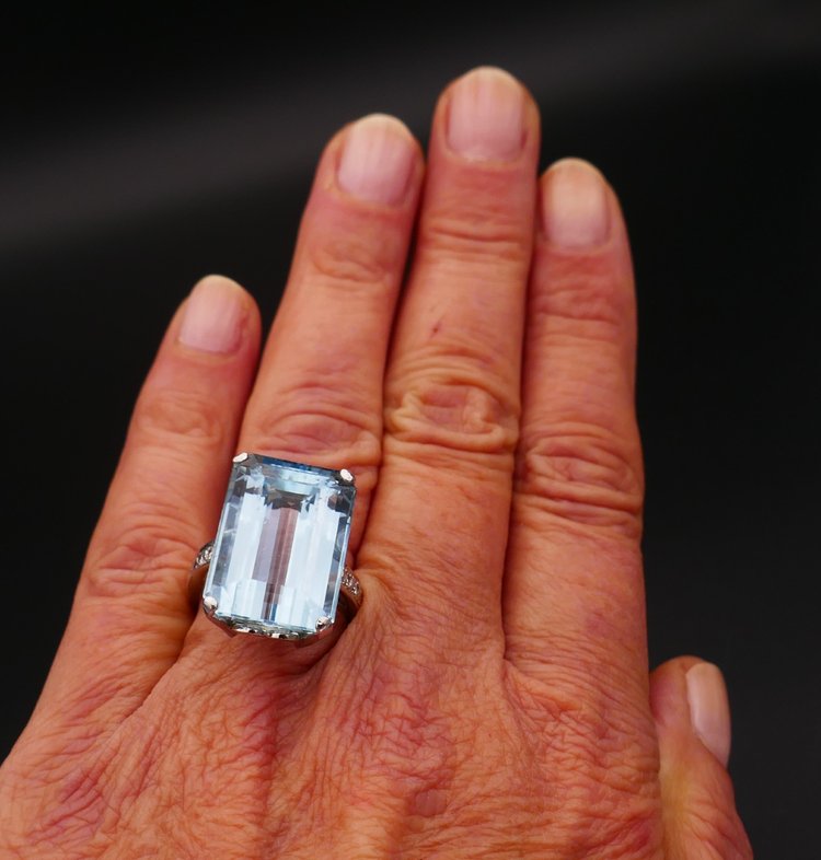 Bague Sertie d'Une Importante Aigue Marine épaulée De Diamants. Certificat de gemmologie.