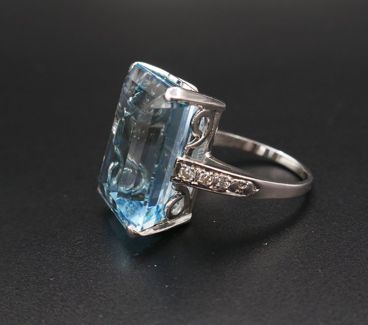 Bague Sertie d'Une Importante Aigue Marine épaulée De Diamants. Certificat de gemmologie.