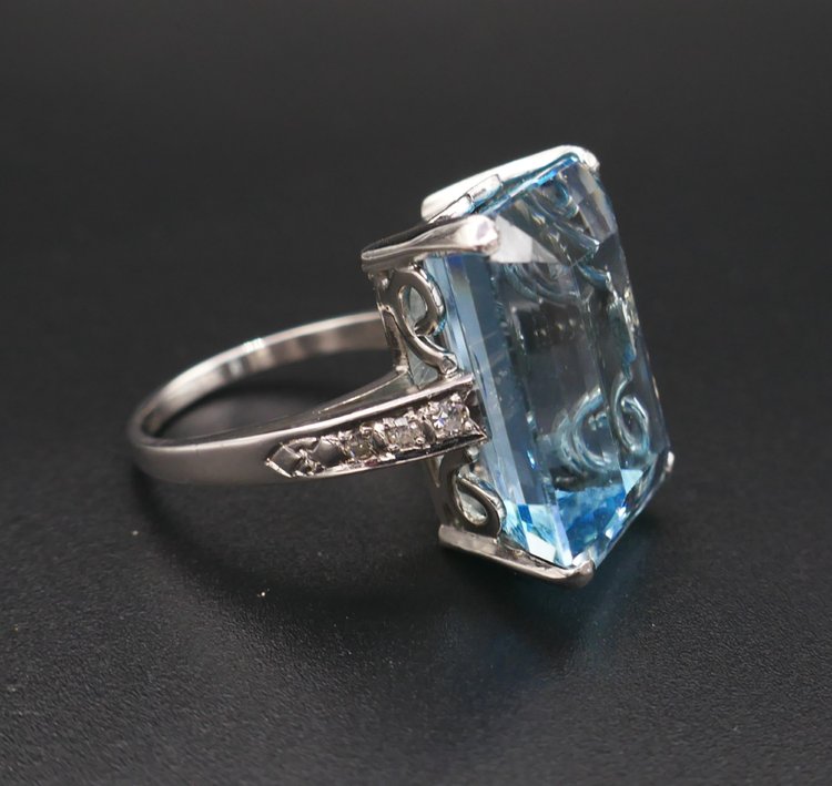 Bague Sertie d'Une Importante Aigue Marine épaulée De Diamants. Certificat de gemmologie.