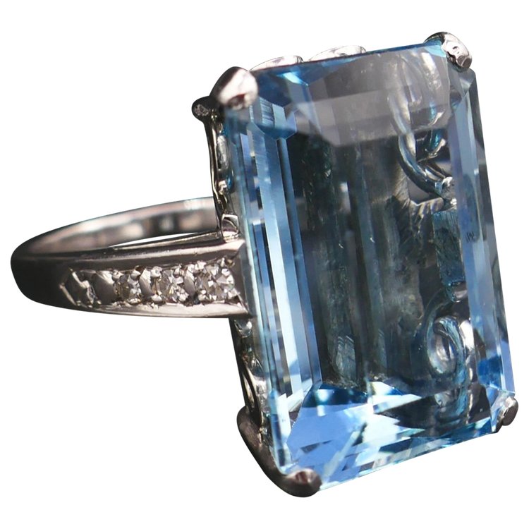 Bague Sertie d'Une Importante Aigue Marine épaulée De Diamants. Certificat de gemmologie.