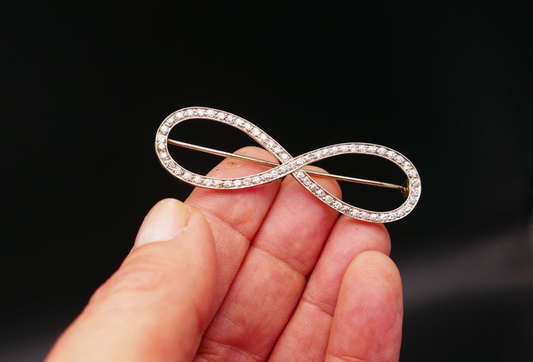 Spilla in oro bianco 18 carati e platino con diamanti.