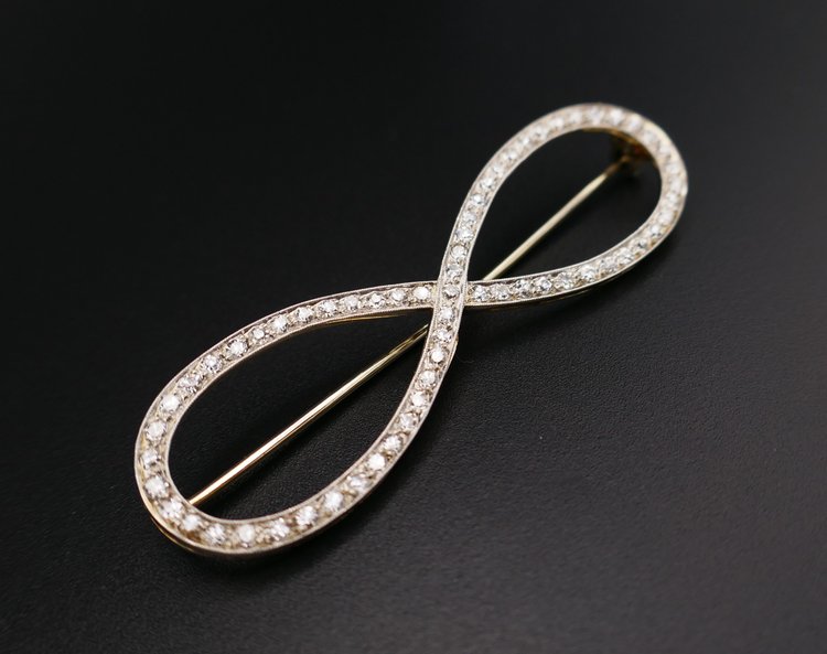 Spilla in oro bianco 18 carati e platino con diamanti.