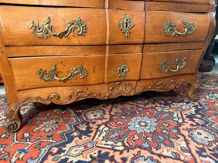 COMMODE DE FORME TOMBEAU EPOQUE LOUIS XV - 18ème