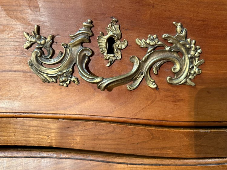 COMMODE DE FORME TOMBEAU EPOQUE LOUIS XV - 18ème