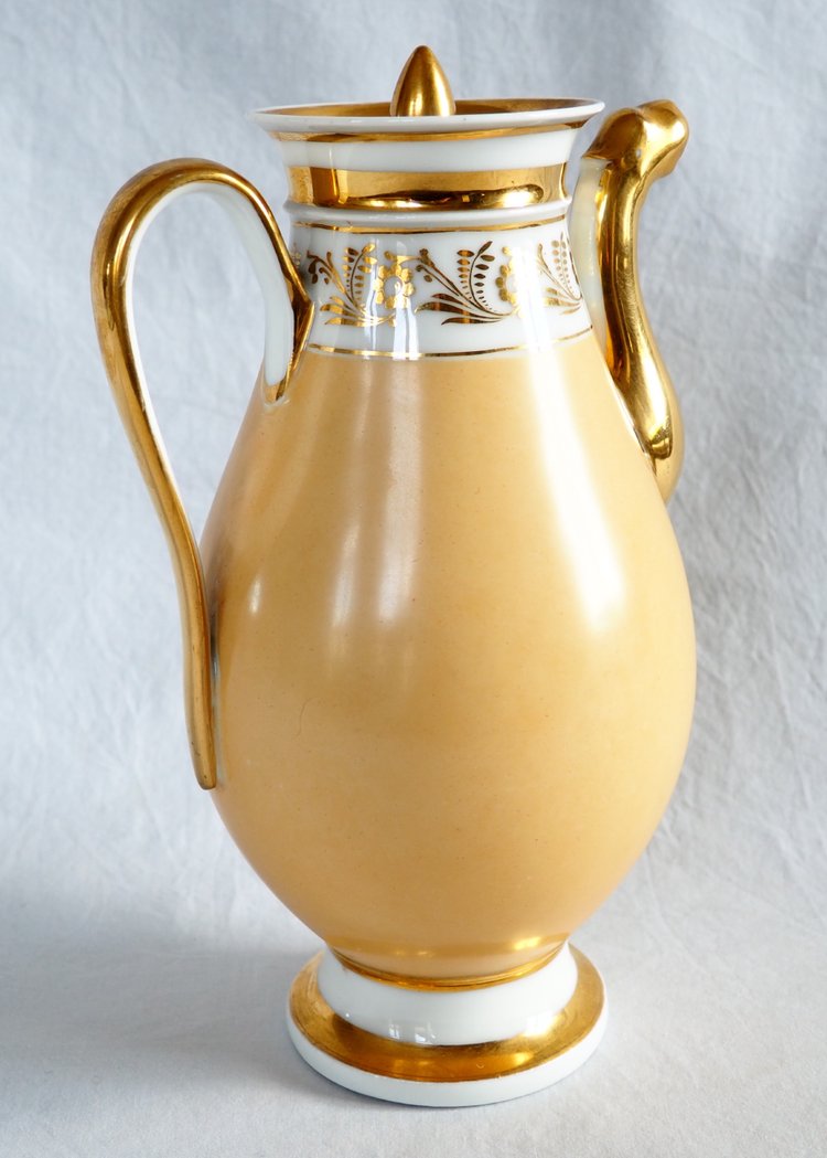 Large Empire coffee pot in mandarin and gold Paris porcelain, 19th century