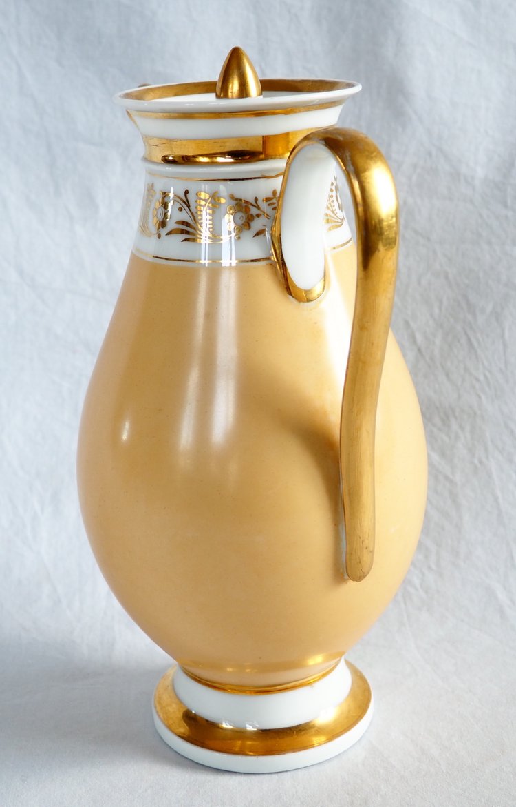 Large Empire coffee pot in mandarin and gold Paris porcelain, 19th century