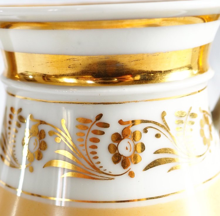 Large Empire coffee pot in mandarin and gold Paris porcelain, 19th century