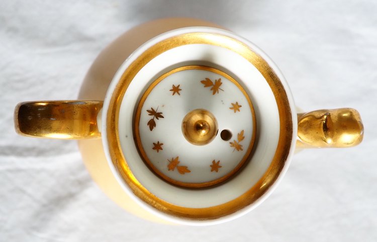 Large Empire coffee pot in mandarin and gold Paris porcelain, 19th century