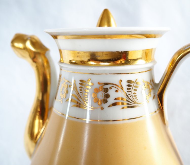 Large Empire coffee pot in mandarin and gold Paris porcelain, 19th century