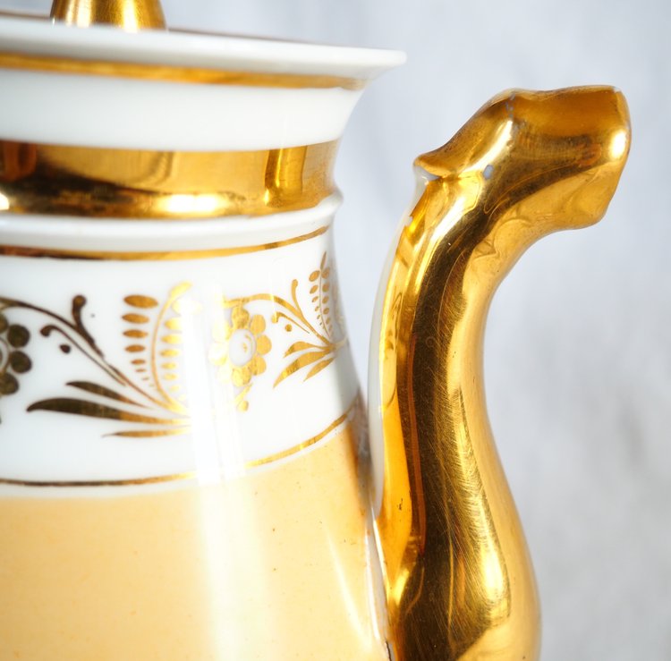 Large Empire coffee pot in mandarin and gold Paris porcelain, 19th century