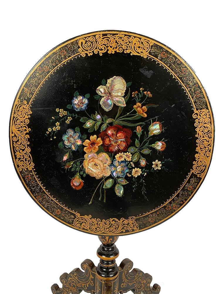 Guéridon basculant Napoléon III, bois laqué noir à décor peint de fleurs et de nacre
