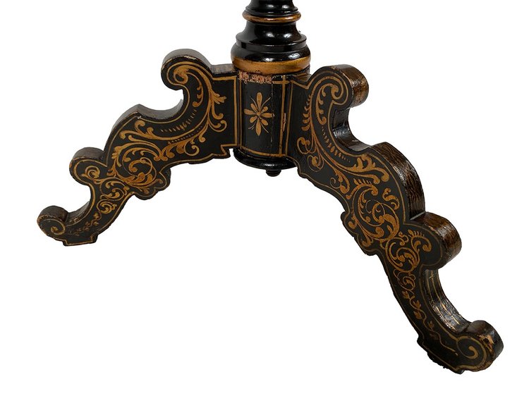 Guéridon basculant Napoléon III, bois laqué noir à décor peint de fleurs et de nacre