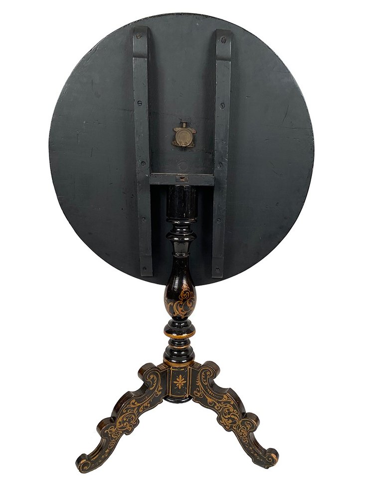 Guéridon basculant Napoléon III, bois laqué noir à décor peint de fleurs et de nacre
