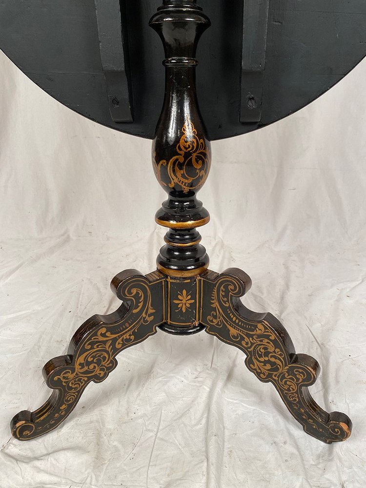 Guéridon basculant Napoléon III, bois laqué noir à décor peint de fleurs et de nacre