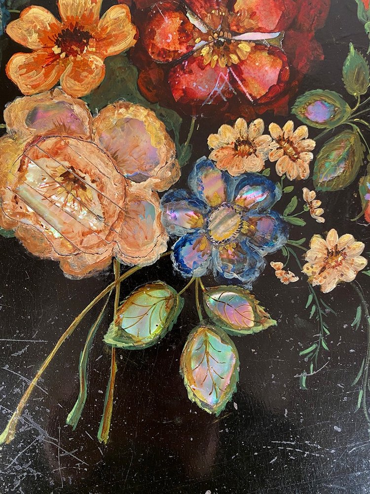 Guéridon basculant Napoléon III, bois laqué noir à décor peint de fleurs et de nacre