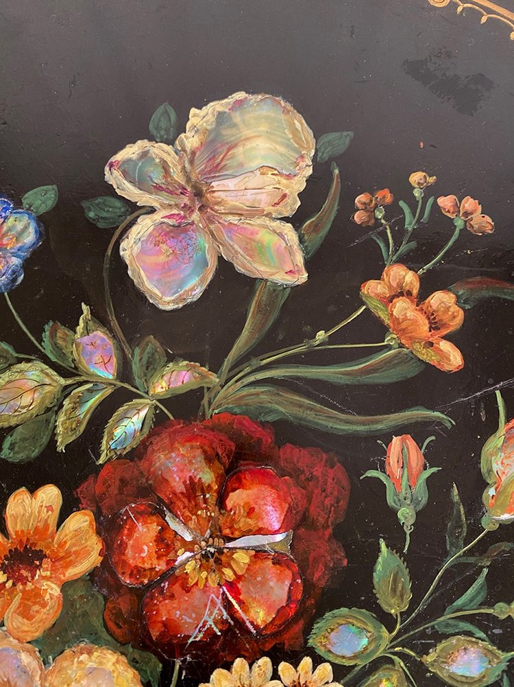 Guéridon basculant Napoléon III, bois laqué noir à décor peint de fleurs et de nacre