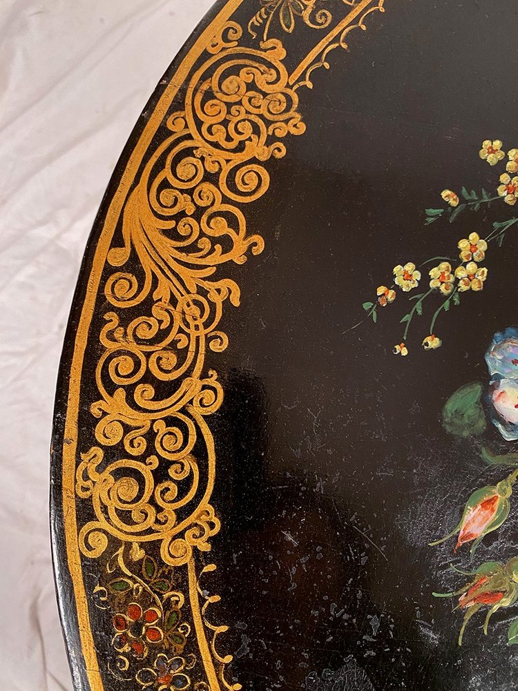Guéridon basculant Napoléon III, bois laqué noir à décor peint de fleurs et de nacre